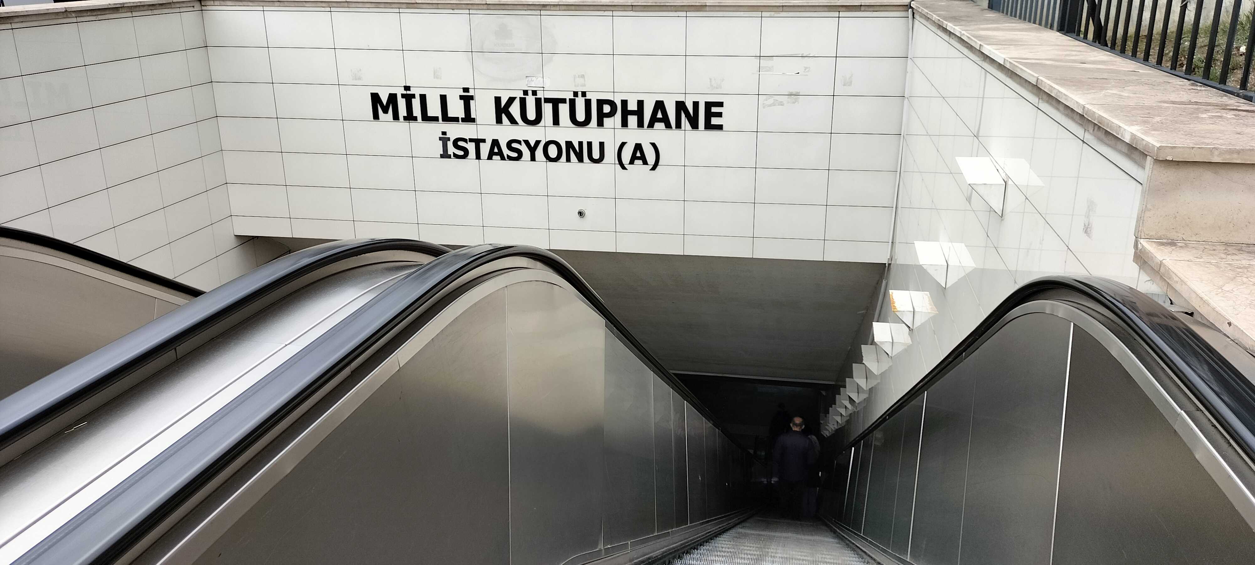 Milli kütüphane A Kapısı Metro istasyonu